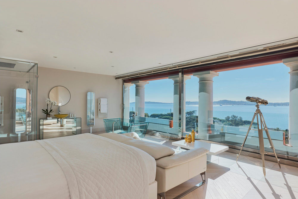 Primary guest room at COMO Le Beauvallon — full-room view, natural lighting, clear sightlines, PressBeyond standard