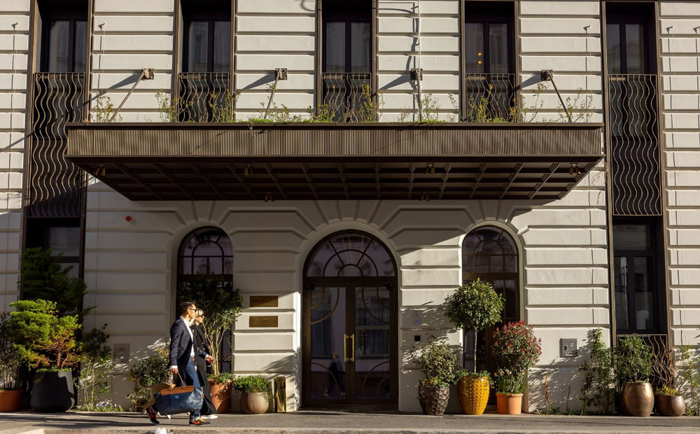 Hotel MOTTO — Standardized Hotel Image Sequence #1 — Exterior